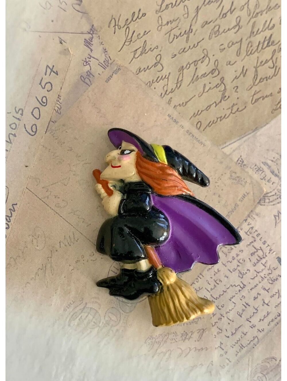 Vintage Made in Hong Kong Witch Brooch Purple Cape Broomstick Pin Halloween - Picture 4 of 4